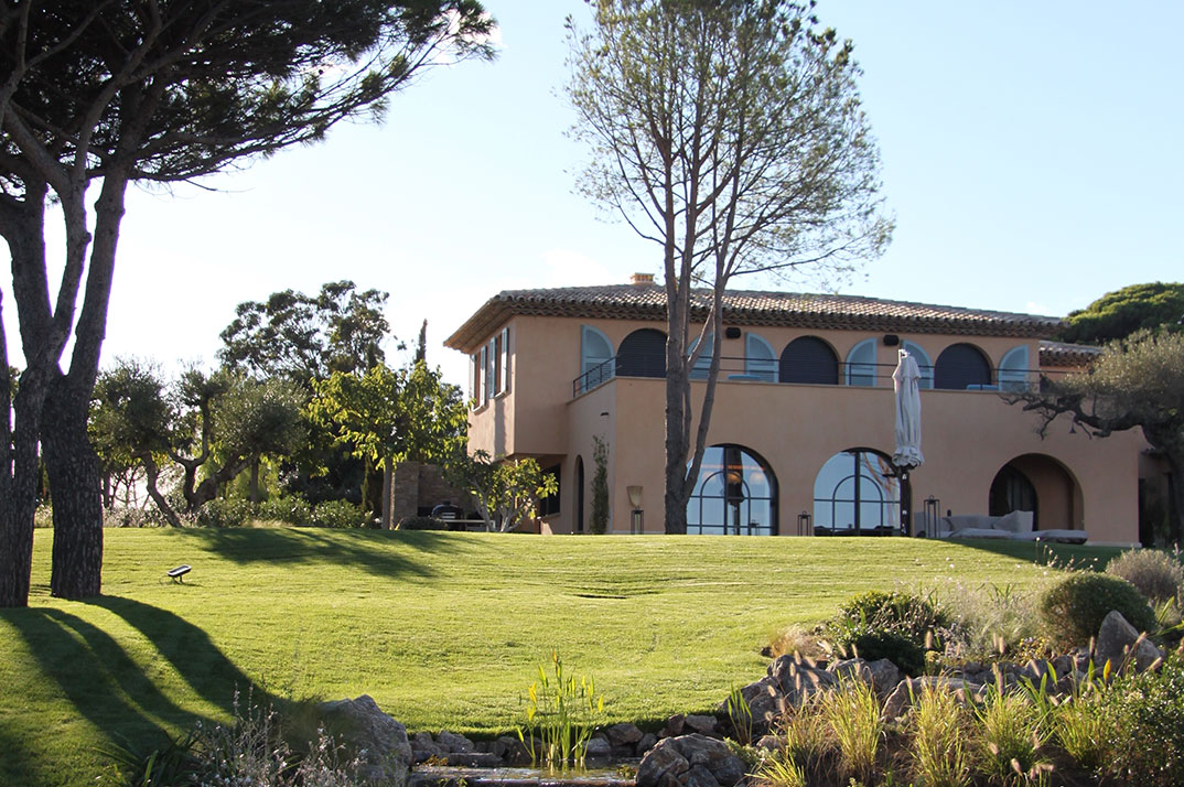 Construction d'une villa d'architecte avec piscine à Saint Tropez dans le Var